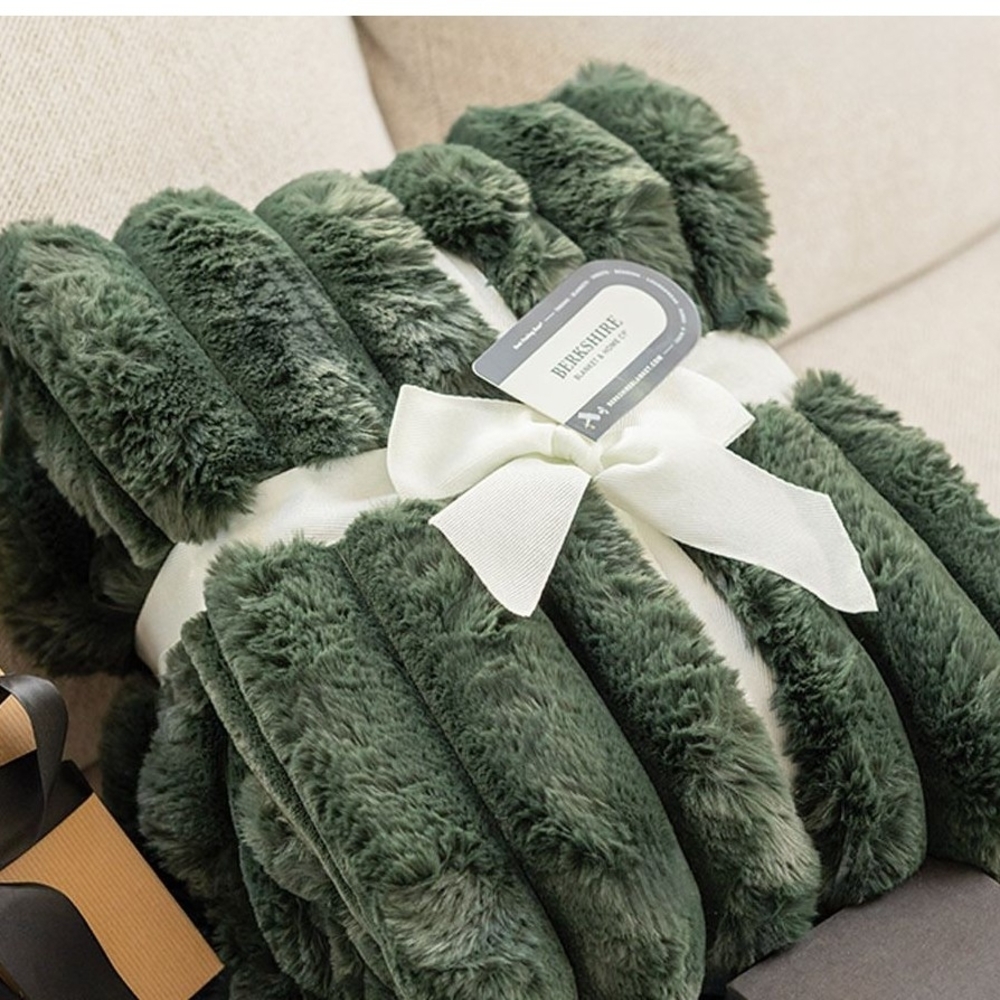 NWT Berkshire Plush Green Blanket Sz Queen Plush Super Soft Brand New 💚 🖤 💚